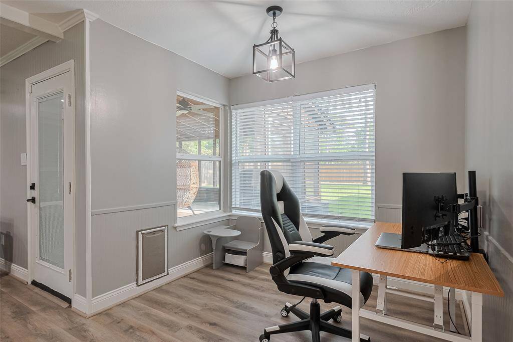 Breakfast nook, measuring approx 9x10 just off the kitchen, on the backyard side…oh the possibilities of space! Current office nook, or could be study nook or art space for family, homework center, crafting station, whatever your needs, it’s a great nook!
