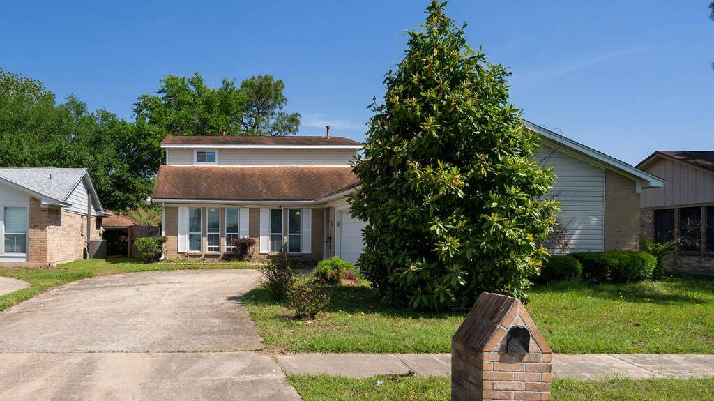 Welcome to 606 Pinebrook Lane in Baytown, Texas