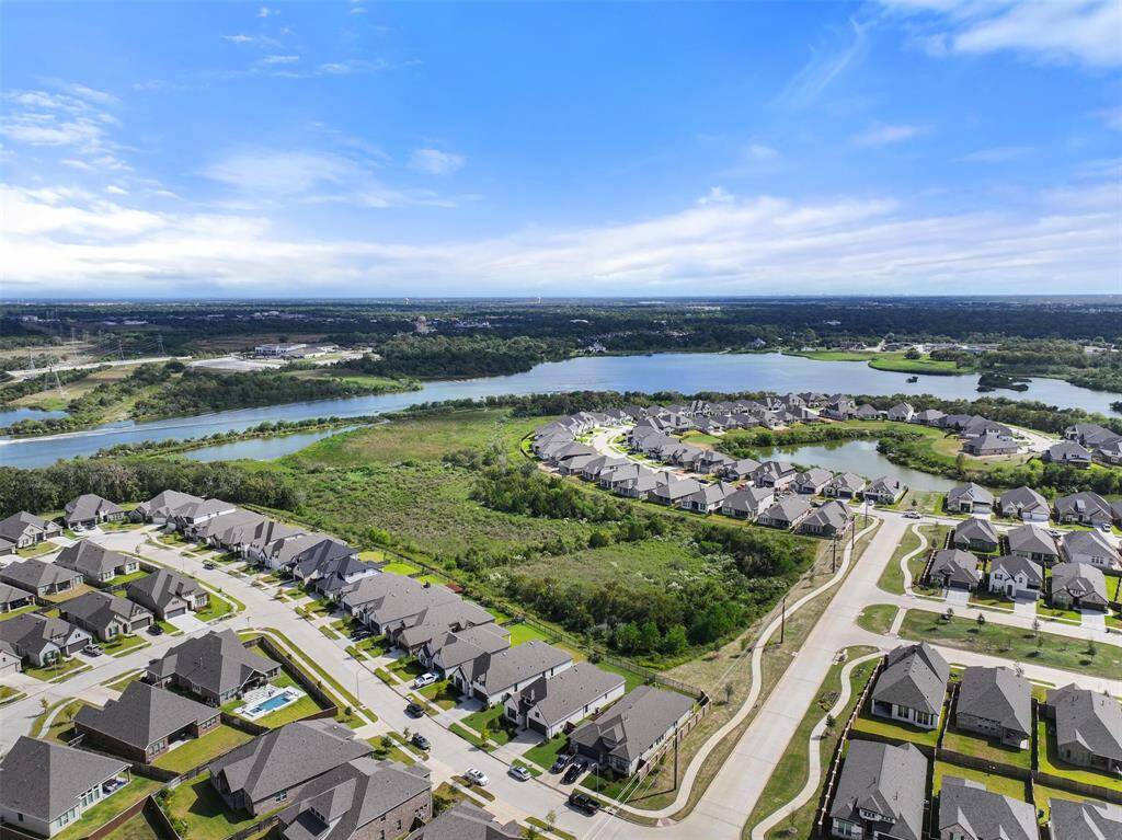Edgewater is a 538-acre Bay Area community located in the heart of Webster, TX. Tucked away in its own private enclave with quick access to major highways, Edgewater is the perfect combination of convenience and seclusion from the hustle and bustle of the city.