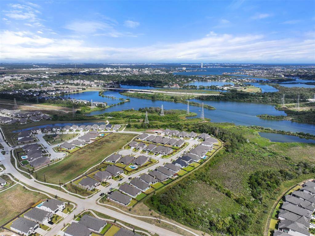 Edgewater is a 538-acre Bay Area community located in the heart of Webster, TX. Tucked away in its own private enclave with quick access to major highways, Edgewater is the perfect combination of convenience and seclusion from the hustle and bustle of the city.