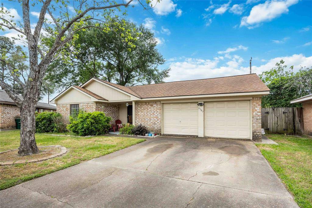 Welcome to Oak Forest West! Located on a cul-de-sac, you'll find this home that offers tons of possibility!