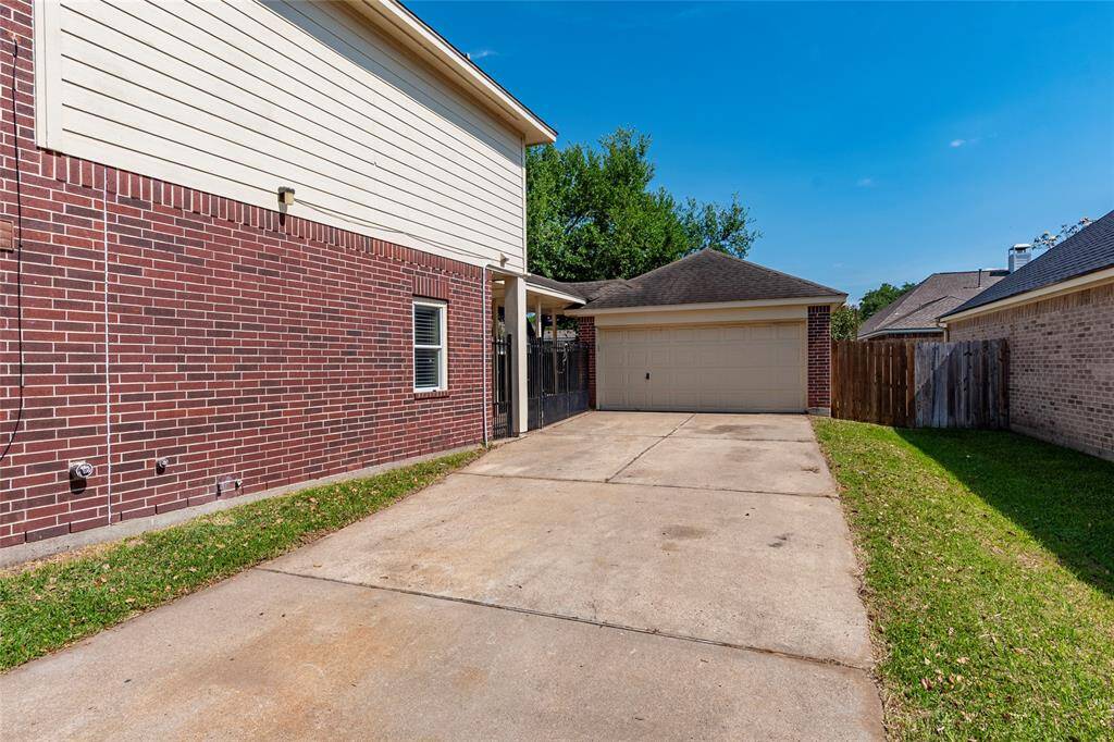 EXTENDED DRIVEWAY FOR PLENTIFUL PARKING
