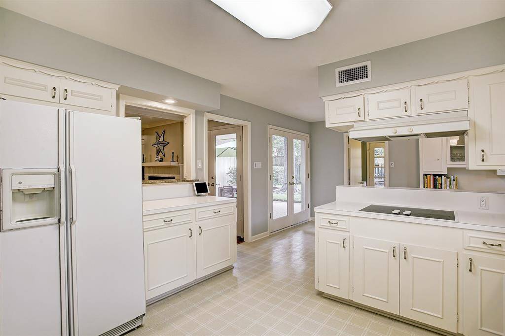 Light bright kitchen with views of backyard & driveway.
