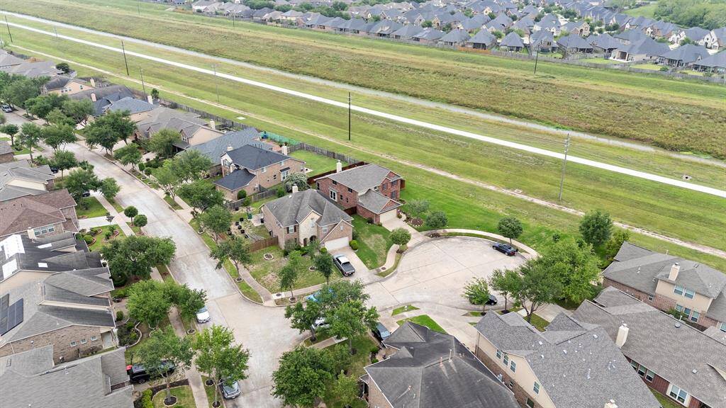 Situated in a quiet cul-de-sac, this home enjoys a prime location with direct access to green space and walking trails, while still being part of a vibrant, well-kept master-planned community of Sienna.