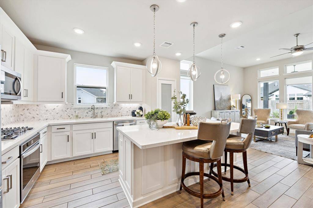 This kitchen has all the things- under cabinet lighting, soft close drawers, pantry, gas cooktop and plenty of storage space.