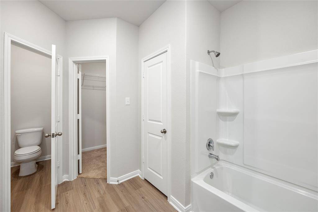 The en-suite primary bathroom has a shower/tub combo and a walk-in closet.
