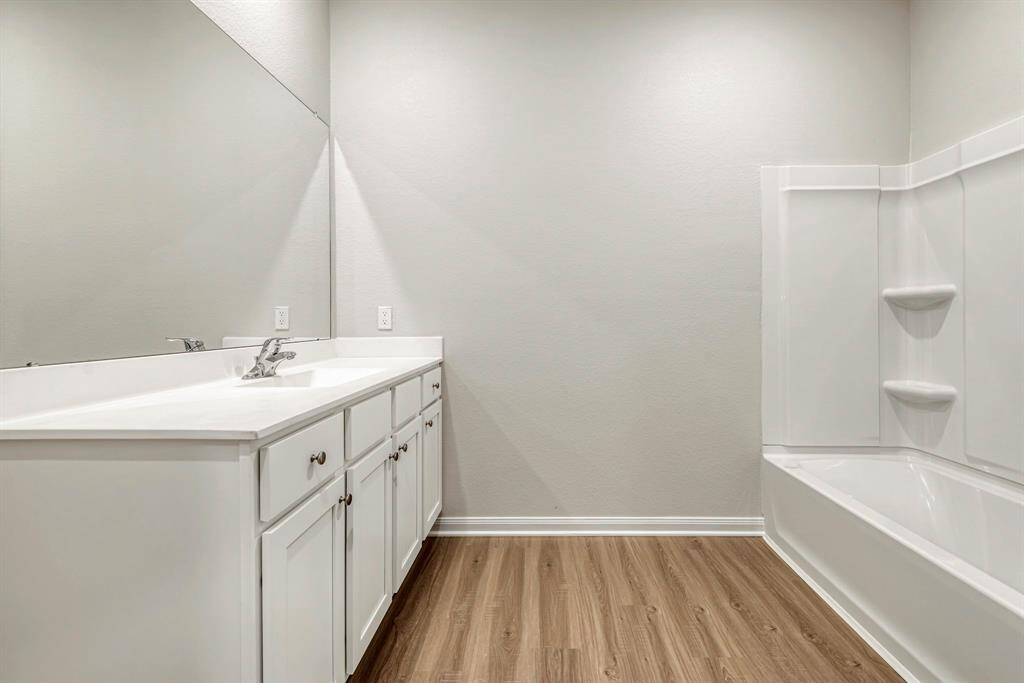 The en-suite primary bathroom has a shower/tub combo and a walk-in closet.