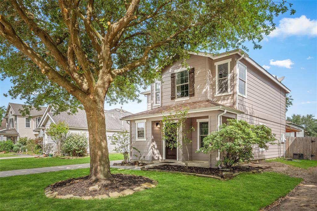 Your new home is located in a peaceful neighborhood with an inviting atmosphere. Perfect for people seeking a serene setting.
