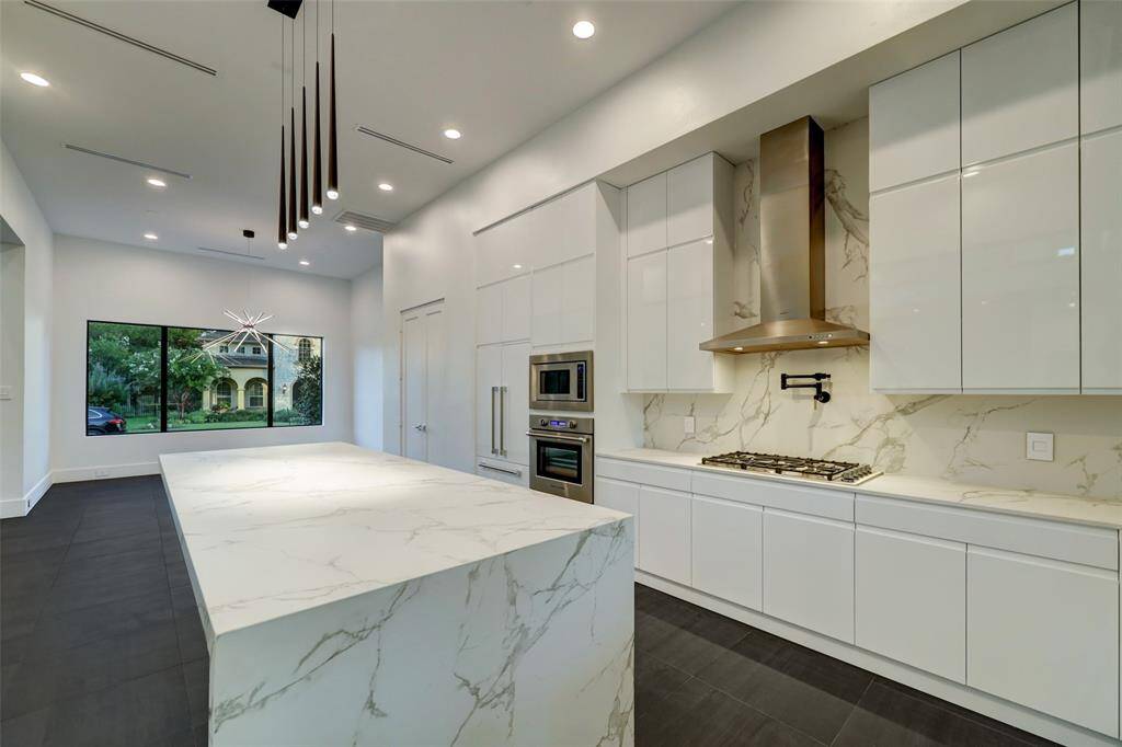 Fisher & Paykel appliances integrate with the clean, seamless cabinetry, offering an epic culinary experience.
