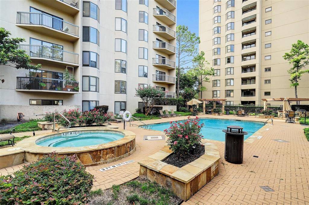 Experience urban elegance in this stunning 2 Bedroom, 2 Bathroom Mid-Rise condo, perfectly nestled in Houston's coveted Uptown area.