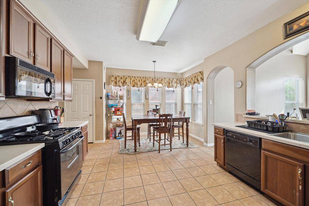 Kitchen/dining combo