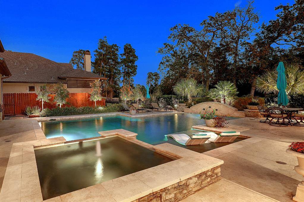 Eight person spa and pool lounging deck
