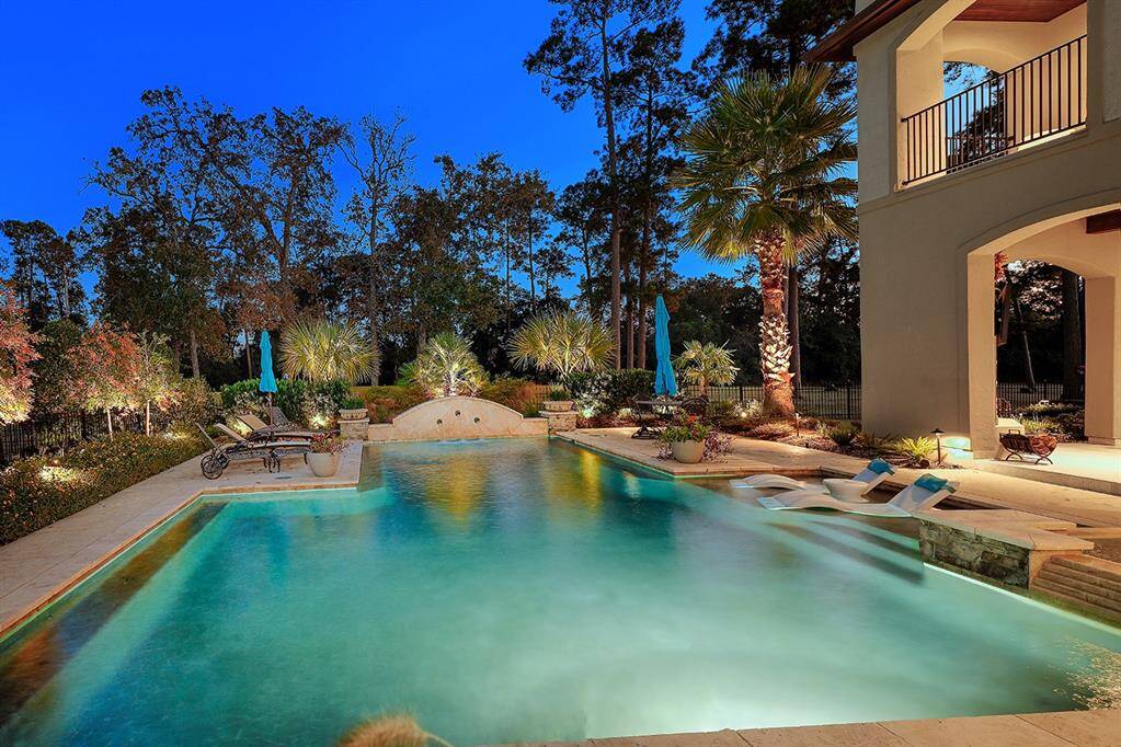 Majestic Hipp pool with space for all