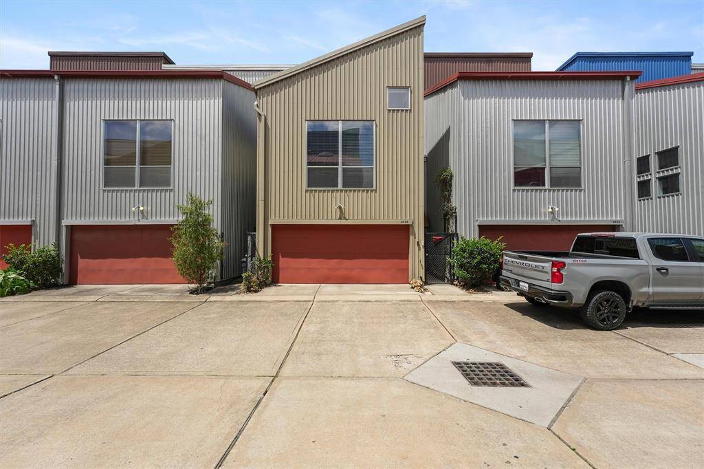 Updated three-story townhouse near Uof H and the Med Center.