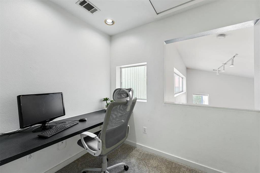 Cute bonus room adjacent to the primary bedroom. Imagine the possibilities! You'd look great on Zoom here. (See all that natural light?)