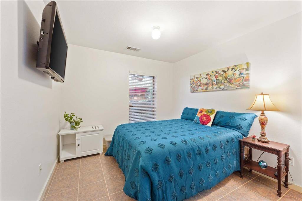 Previous photo of Guest Bedroom 1