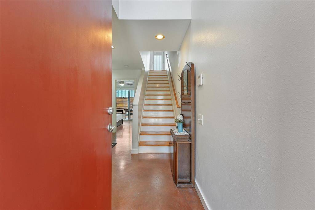 Always on the go? Do you love to travel? You'll love to come home to this townhouse with low-maintenance exterior.
