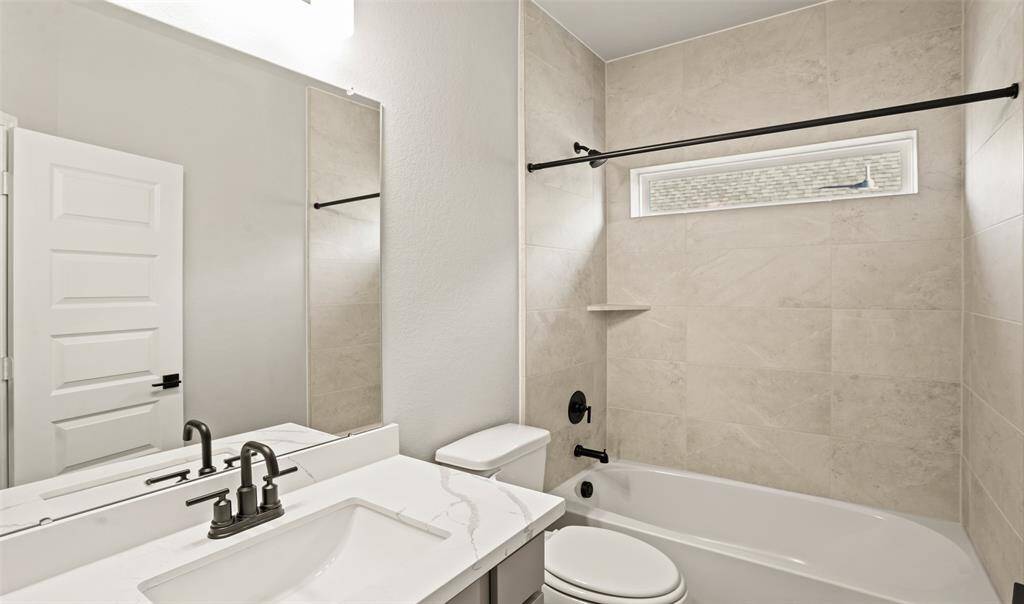Hall bath 2 (*Photo not of actual home and used for illustration purposes only.)
