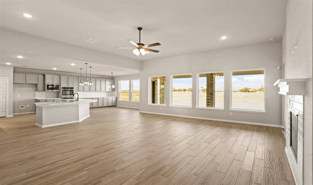 Bright and airy living space (*Photo not of actual home and used for illustration purposes only.)