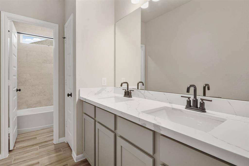 Hall bath (*Photo not of actual home and used for illustration purposes only.)
