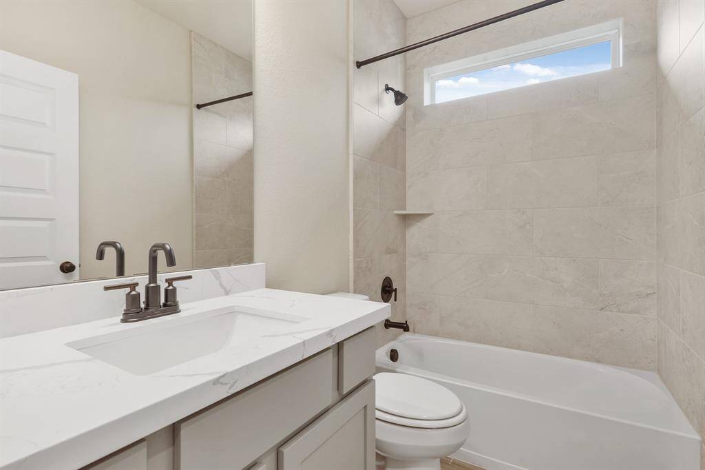 Hall bath 2 (*Photo not of actual home and used for illustration purposes only.)
