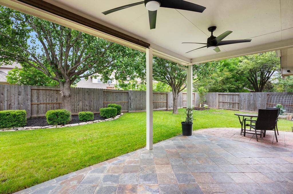Step outside to your private oasis,where a spacious covered patioawaits—perfect for outdoorrelaxation and entertaining. The lushgreen space and fully fencedbackyard offer both privacy andplenty of room for outdoor activities.
