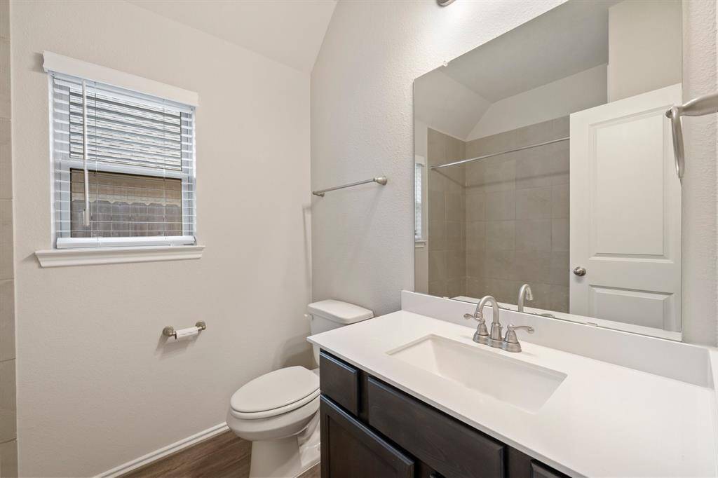 Full bathroom #1