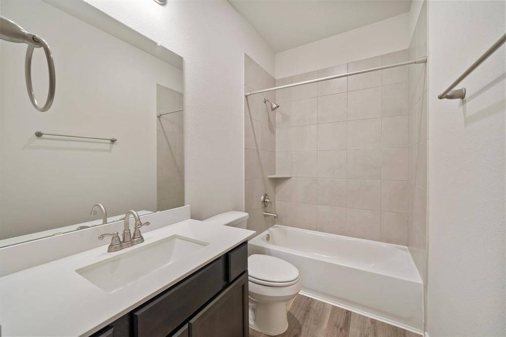 Full bathroom #2