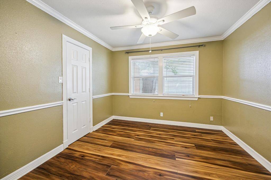 Additional secondary bedroom, perfect for guests or flexible living space.