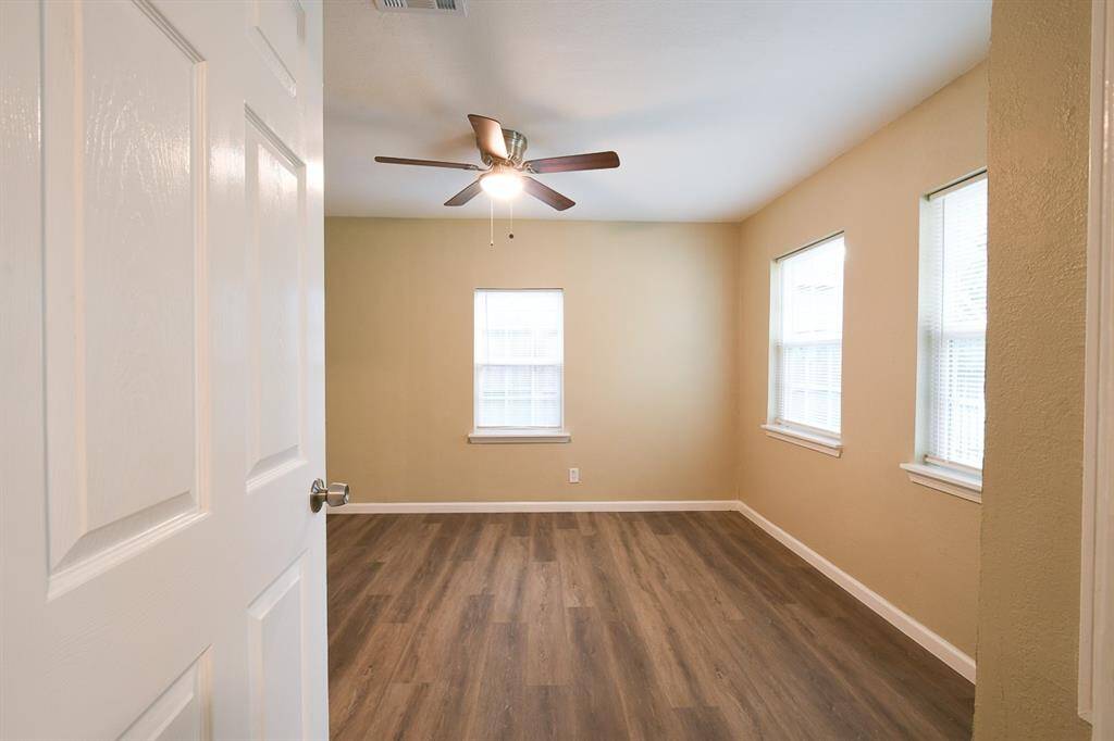 secondary bedroom (3)
