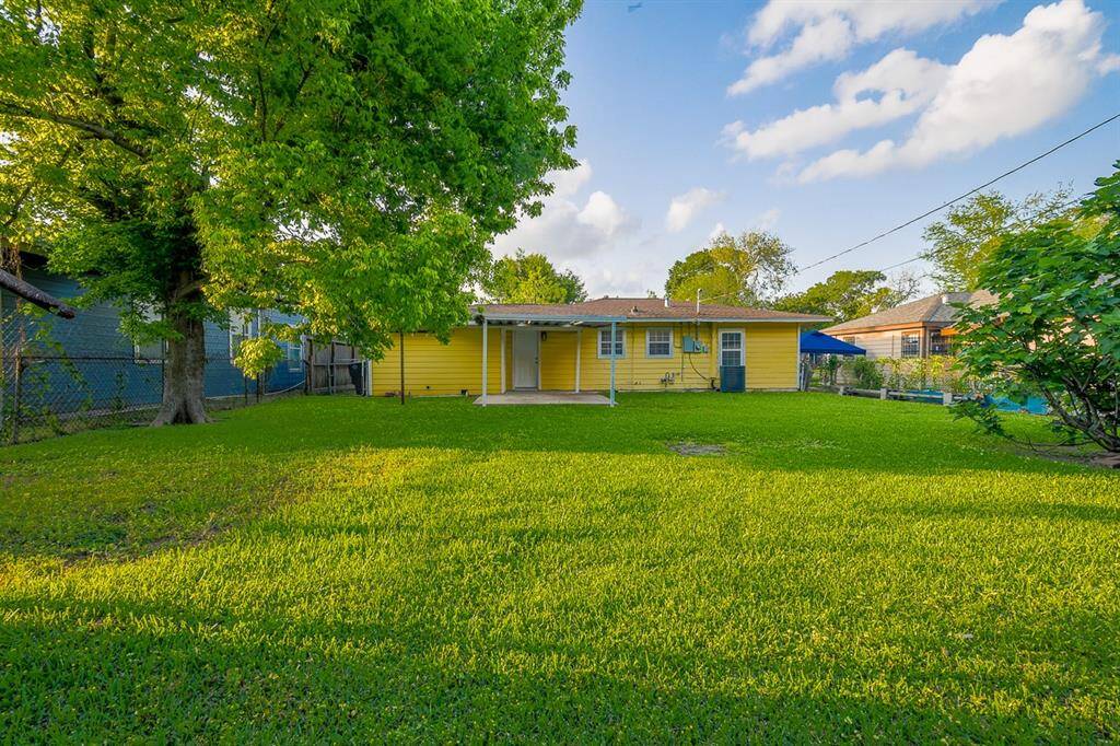 Look at this beautiful and spacious backyard