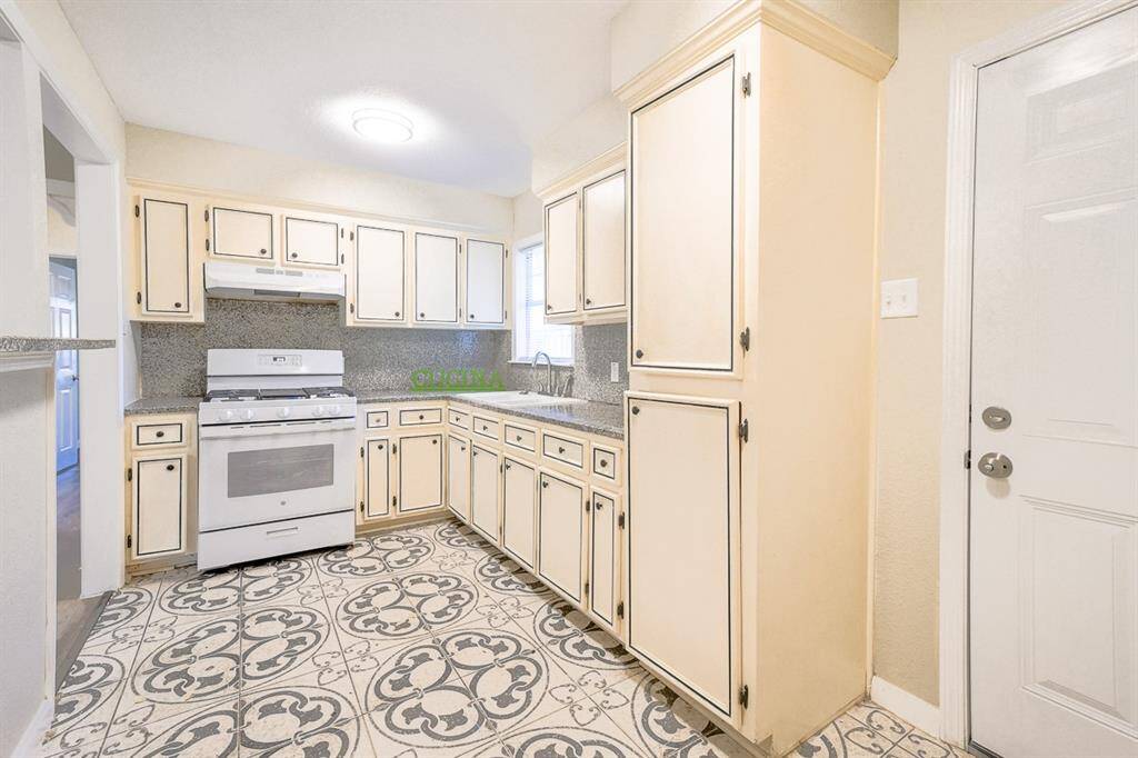 Beautiful kitchen and flooring with gas stove