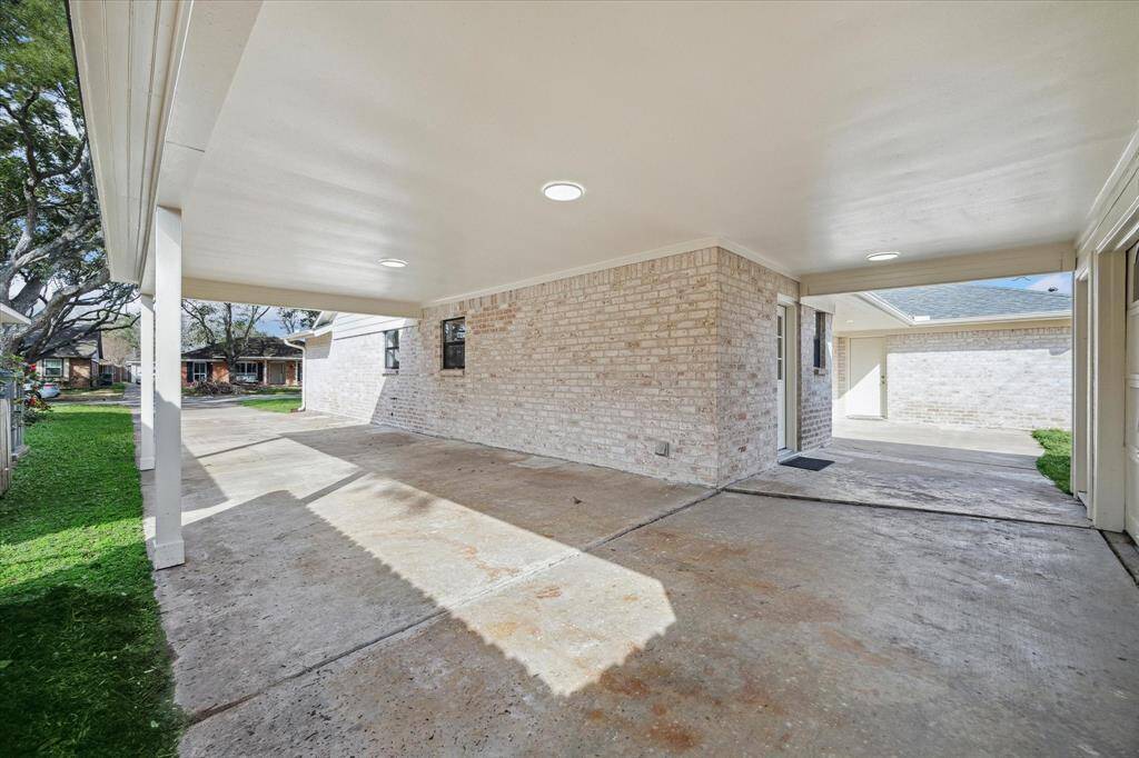 Spacious driveway offering ample parking and easy access.
