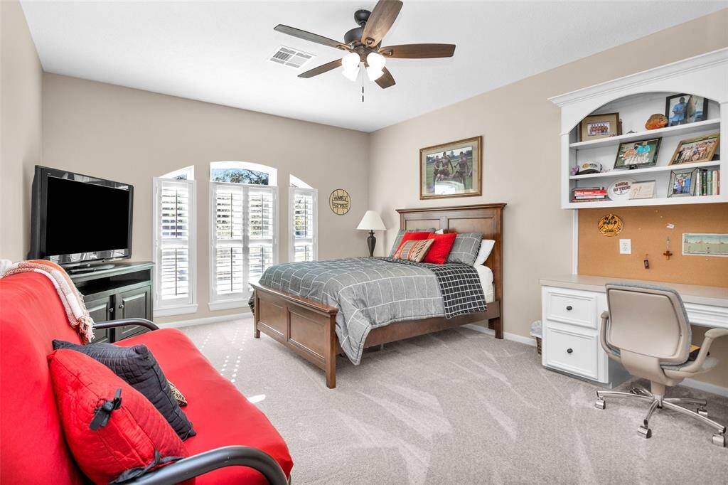 5th bedroom upstairs shares the Jack'n'Jill bathroom