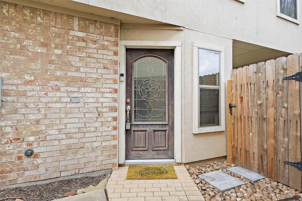Charming front entrance with a decorative glass door welcomes you to come on in!