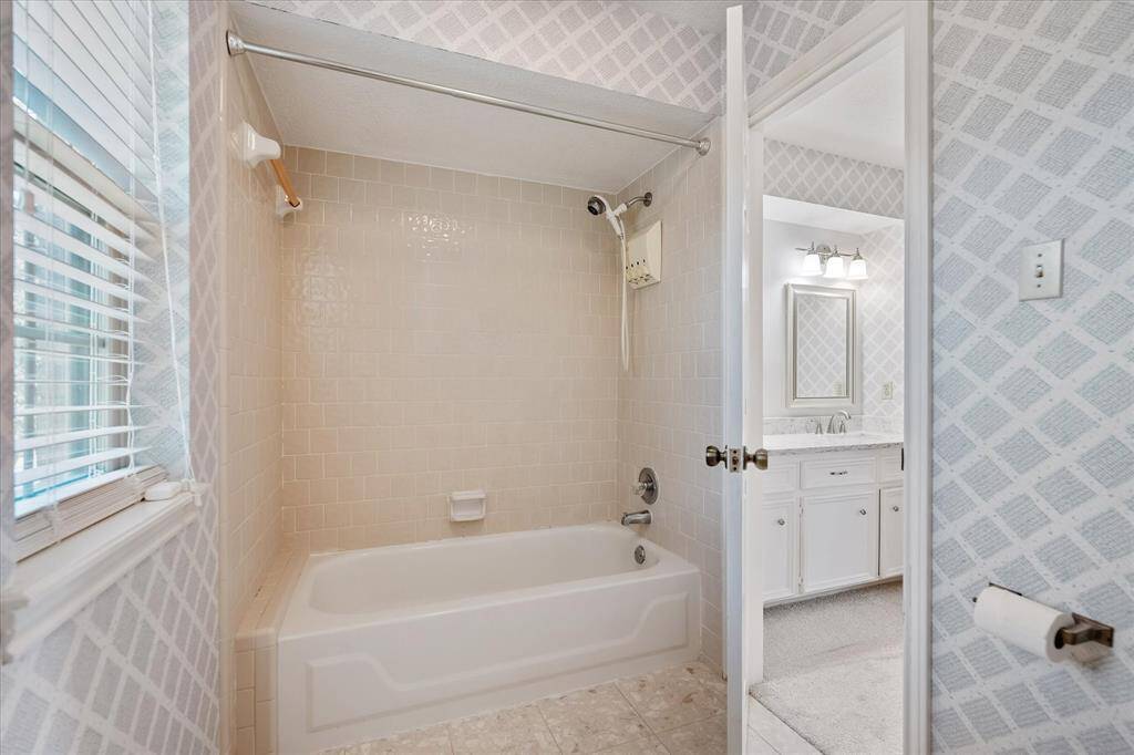 Tub/shower combo in second bath