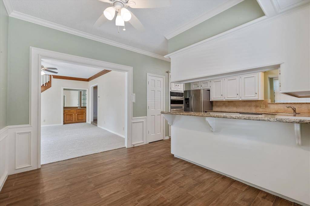 Additional casual dining around the breakfast bar