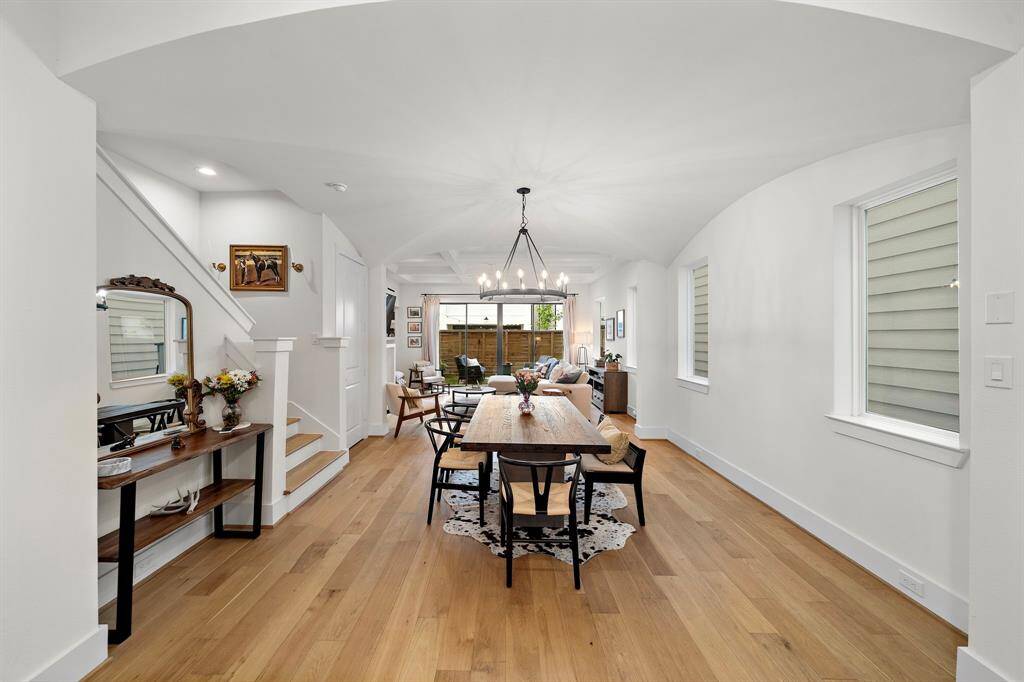 Gather around: A stylish dining area ready for memories.