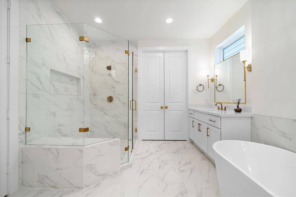 A perfectly balanced and beautiful bathroom.