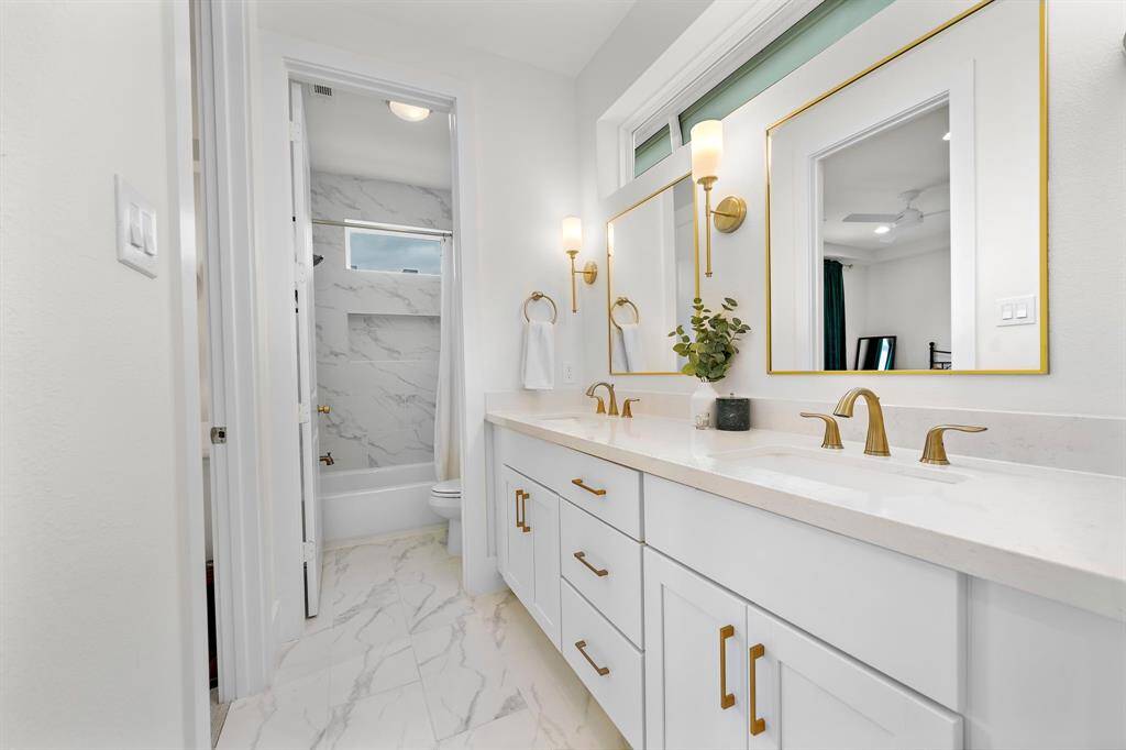 Sharing made stylish: The perfect Jack and Jill bath.