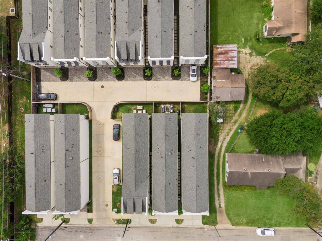 From above: Witness the harmony of home and neighborhood.
