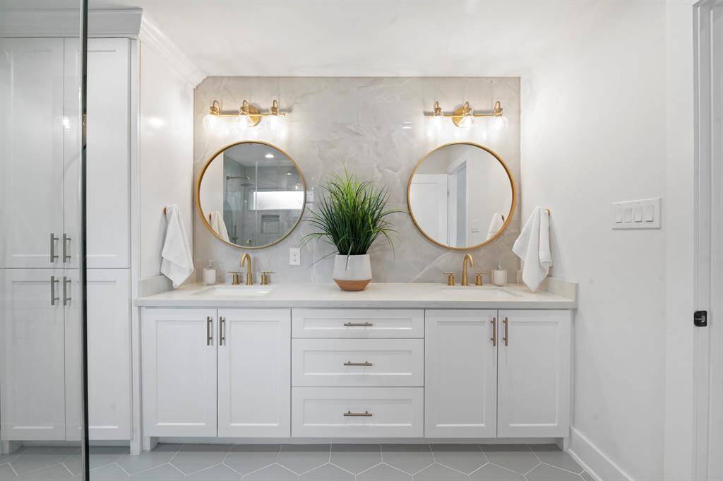 Golden touches and round mirrors bring warmth and glam to this double vanity setup—every detail feels beautifully intentional.