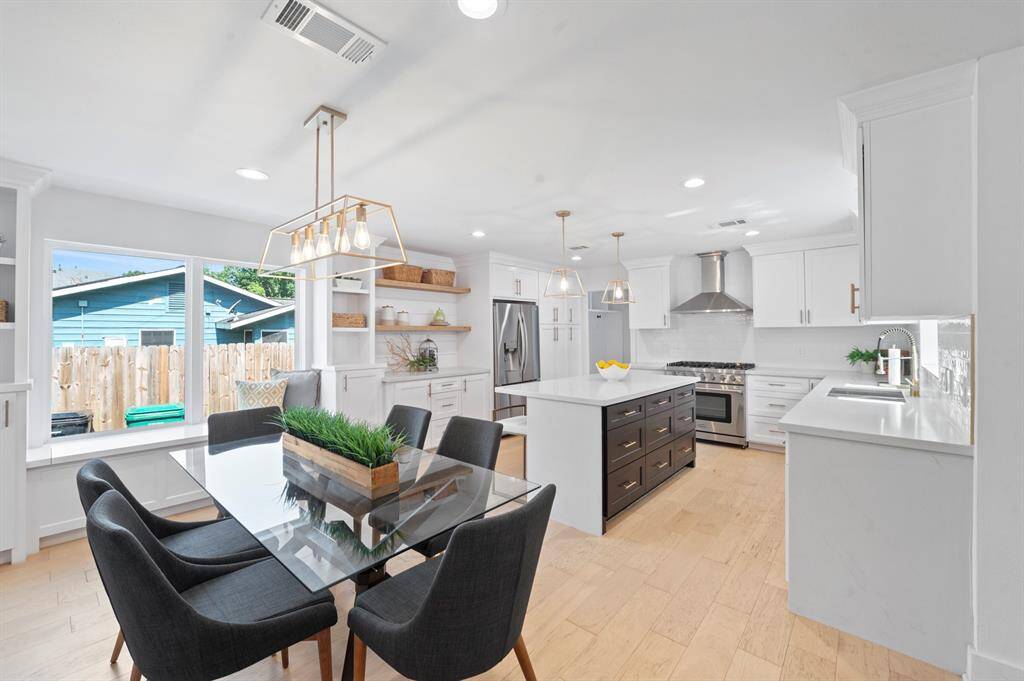 This open-concept kitchen and dining combo is equally perfect for casual breakfasts and lively dinner parties—check out the built-in bench!