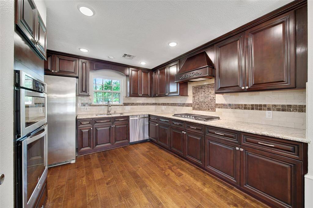 A chef’s dream: stainless steel and granite countertops.