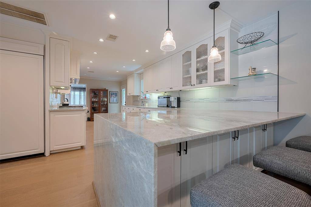 Breakfast bar in kitchen