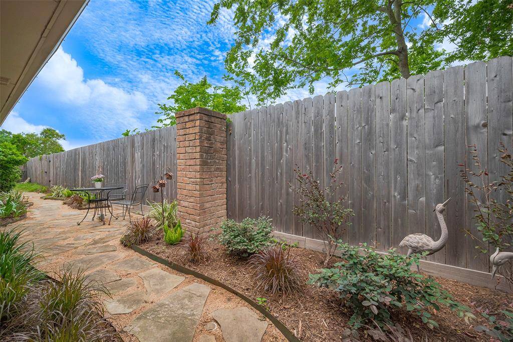 Beautifully landscaped side yard