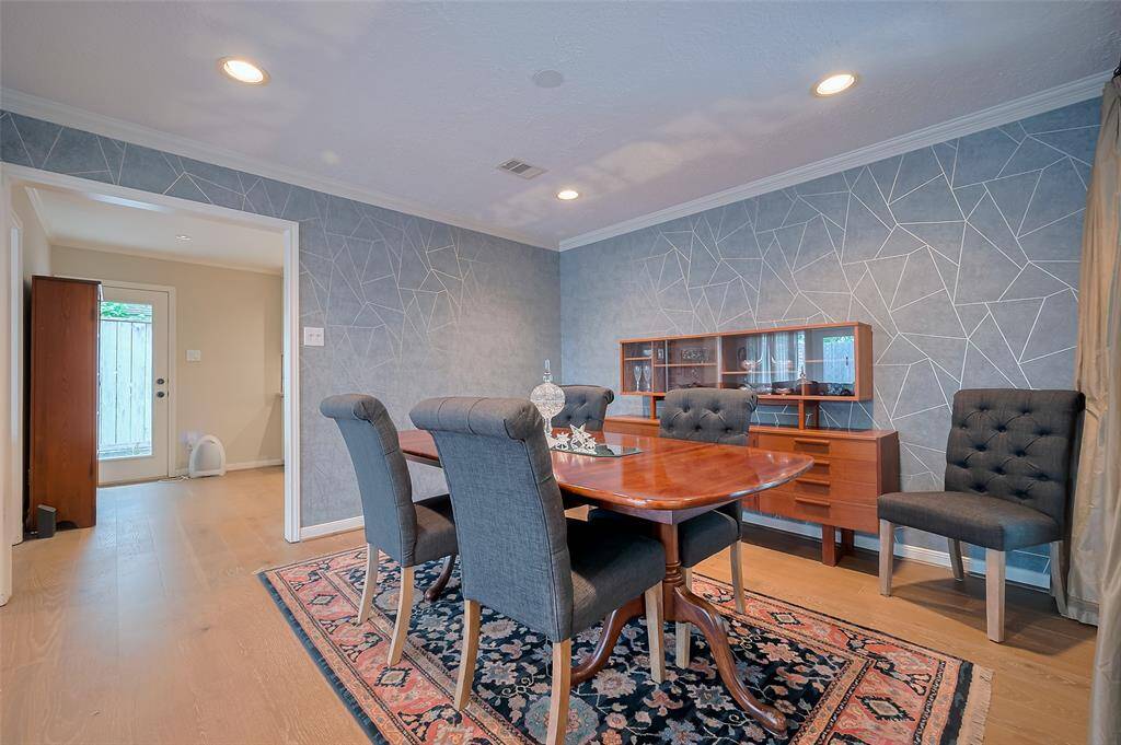 Beautiful wallpaper in dining room