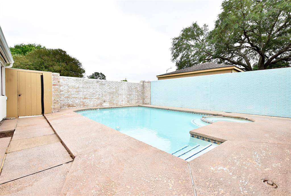 Just imagine how completely refreshing this pool will be in the hot Houston summertime!