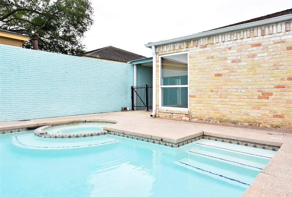 Once inside the gate, you're greeted by the sight of a refreshing swimming pool, with steps and a spa!