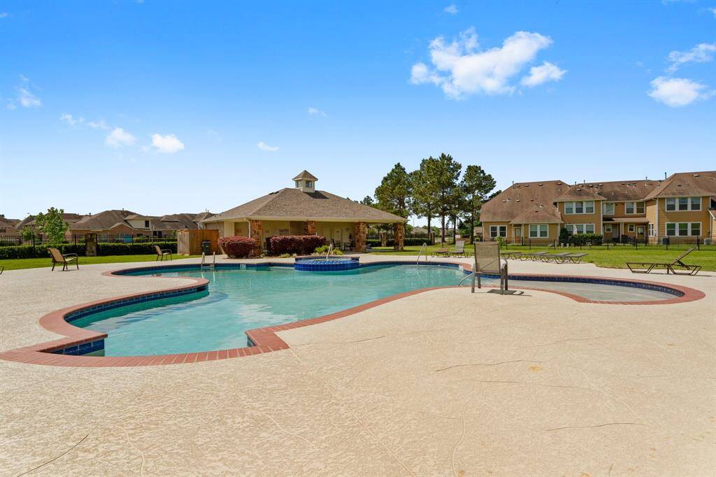 The Retreat residents and occupants have access to an exclusive pool right outside the gates.